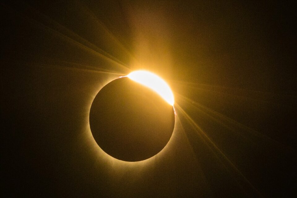 Éclipse solaire totale ce lundi 8 avril : à quelle heure et comment la suivre en direct ?